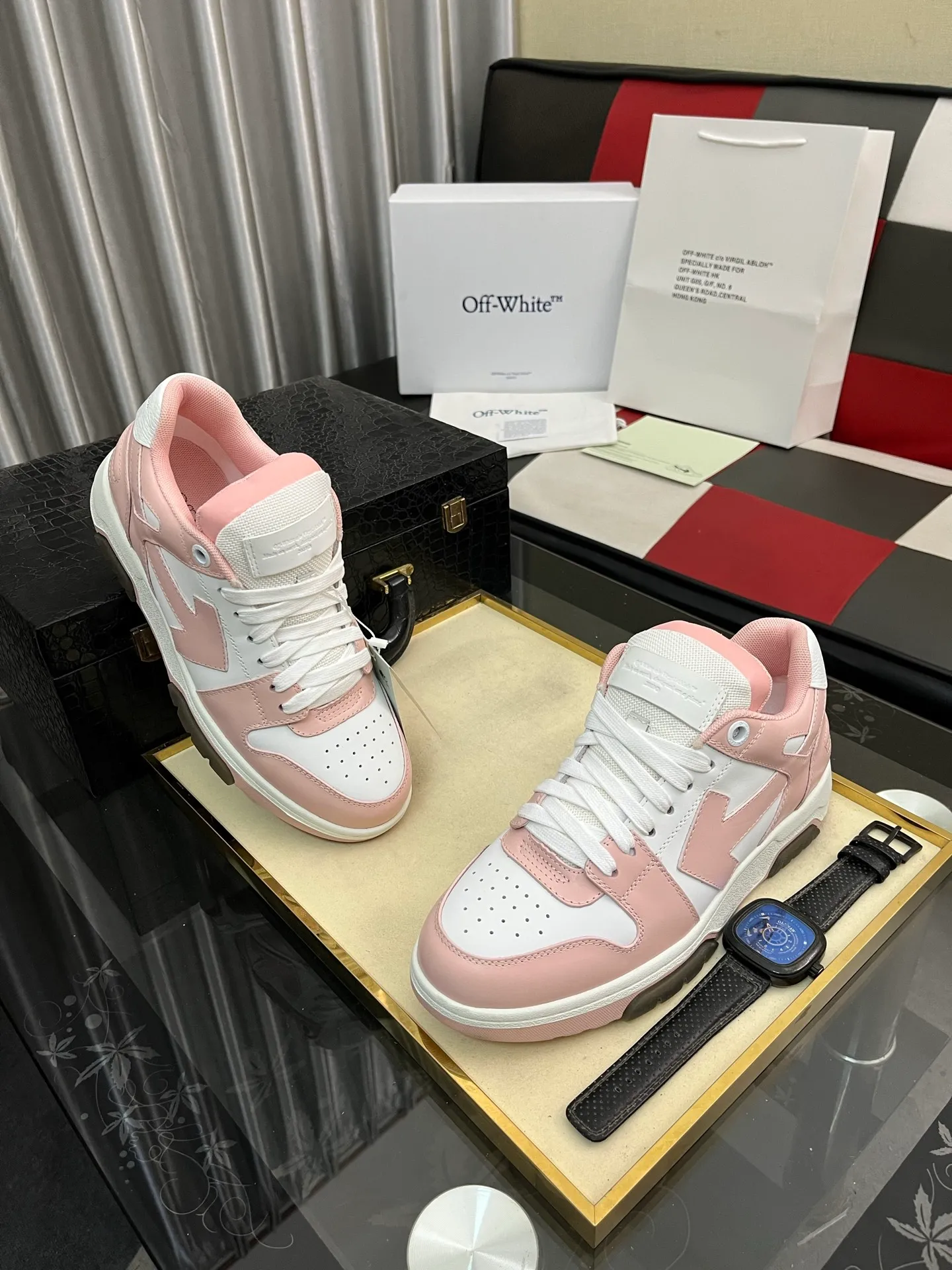 Men's shoes 💰600⌚️⌚️ OFF-White C/O VirGil Abloh fashionable and versatile casual shoes. Exclusive first release of the new model. Made of environmentally friendly cowhide leather and mesh fabric upper material. The insole is embedded with foam cushioning EVA material. The correct midsole is equipped with EVA lightweight cushioning. External tooth nail rubber outsole. The correct accessories can be customized simultaneously. Women's model: 35-40 Men's model: 39-45